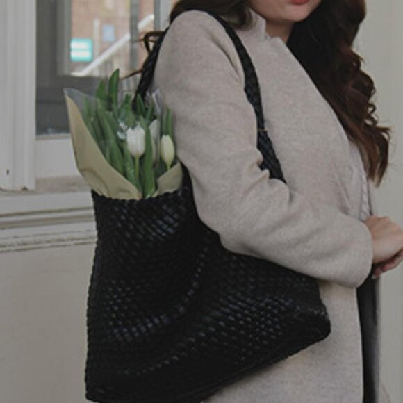 Neiman Marcus Woven Black Beach Leather Braided Tote Bag - Picture 2 of 4